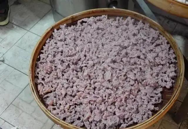 福建用鲨鱼制作的小吃，9元一碗全是肉，环境破旧却人气满满