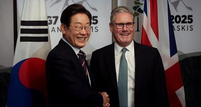 英国首相误将翻译当成韩国总统 尴尬一幕引发争议