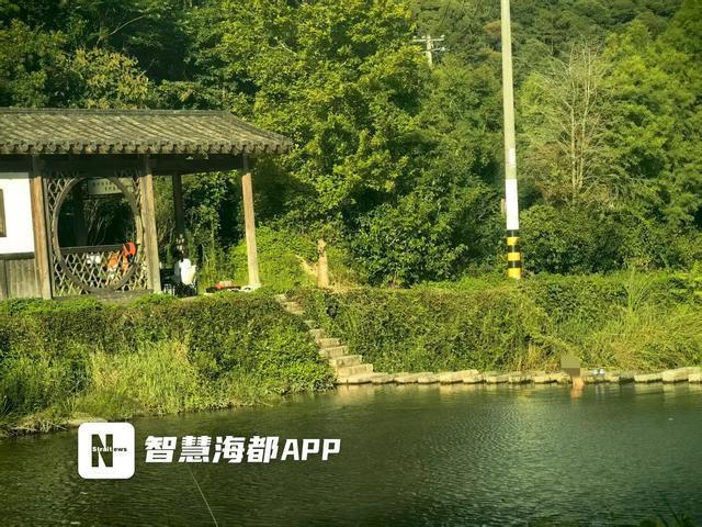 女孩溺水医护人员接力救治 游客医生及时施救