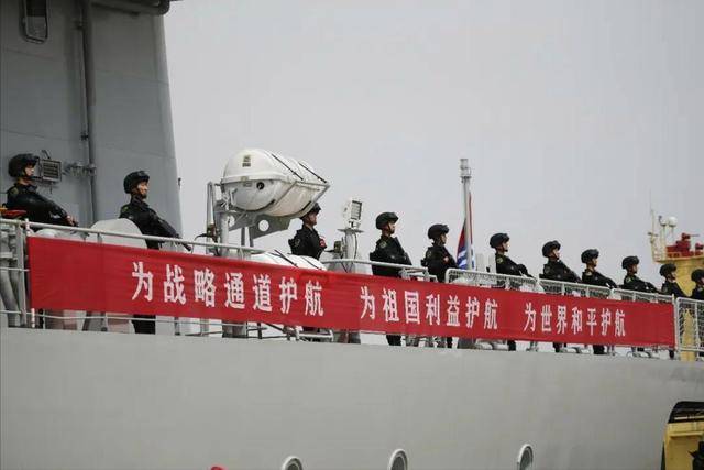 军马失控！法国国庆阅兵出丑被全网直播，马克龙一脸无奈