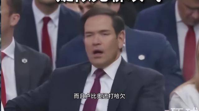 军马失控！法国国庆阅兵出丑被全网直播，马克龙一脸无奈