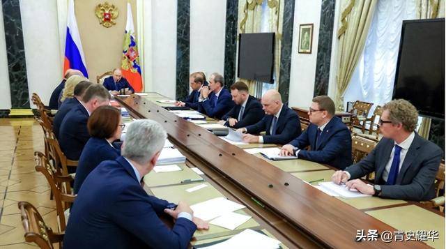 普京连问3个问题无人敢吱声 全场哑火