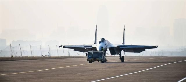 图片说明：改进型歼-15首次曝光 航空工业沈飞图