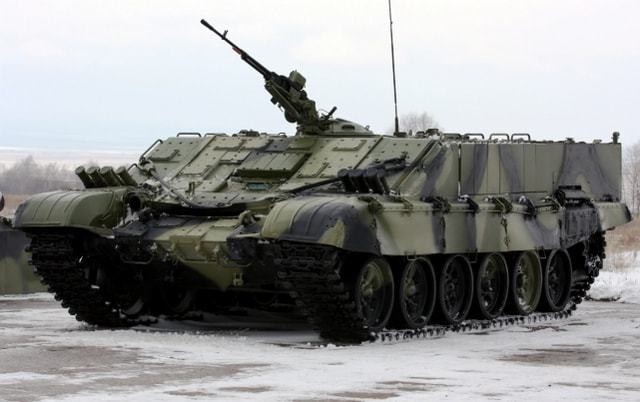 俄军特种装甲车在乌克兰被毁 能搭载7名"喷火步兵"
