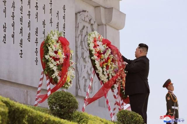 金正恩向中国人民志愿军烈士致敬 友谊塔前敬献了花圈