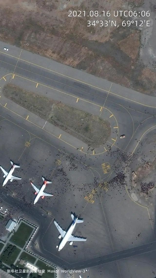 喀布尔国际机场，等待撤离的人群涌入停机坪。