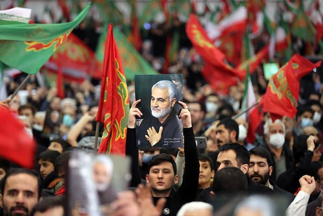 伊朗举行反美集会悼念苏莱曼尼 伊朗一定会复仇！