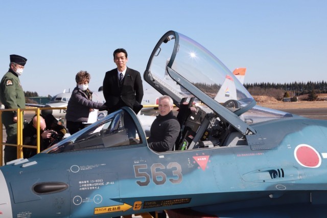 北约秘书长视察日本航空自卫队基地，还坐进F-2战斗机驾驶舱 还称，北约与日本“有必要建立起牢固合作关系”