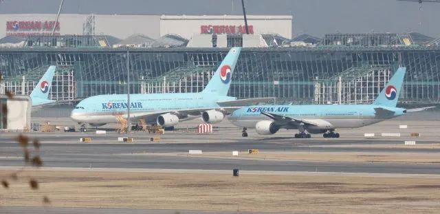 韩国一载230人客机起飞前发现实弹,紧急疏散机上230人