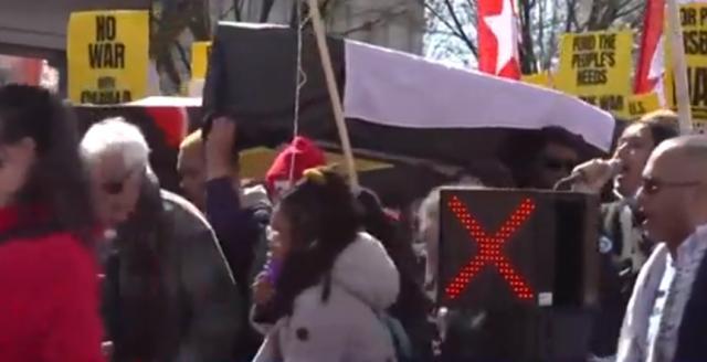 美国数百人举行反战集会 有人抬“棺”示威