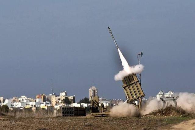 数枚火箭弹突袭以色列 中东恩怨又开始了并且是主动的开火