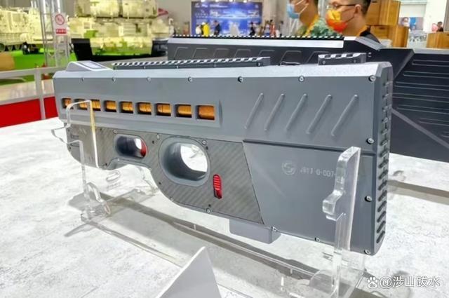 中国测试国产电磁枪射程 新装备整装待发为中国的军事实力增色不少