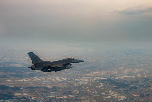 一架美国F-16战斗机在韩国坠毁 飞机可能是在训练期间坠毁