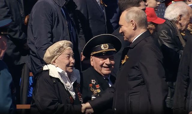 普京与在阅兵现场的二战老兵握手致意 阅兵式上讲话万人方阵齐喊三声"乌拉"