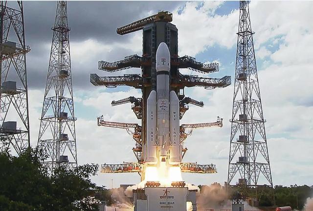这很印度：“月船3号”探测器发射前，科学家组团求神拜佛