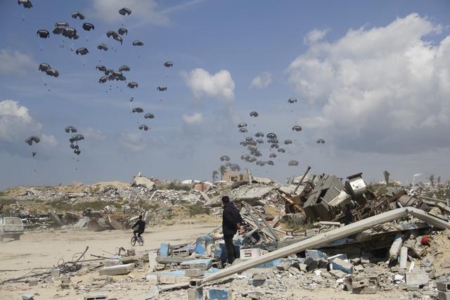 空投物资致加沙18人死亡