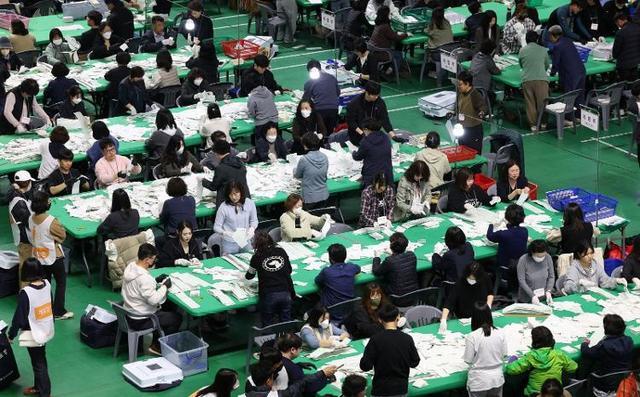 民调显示韩国会选举执政党大败 尹锡悦面临弹劾风险
