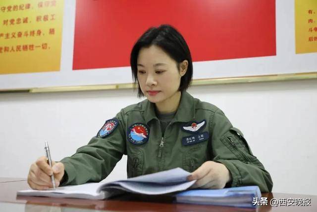阅兵最帅女机长的丈夫也是飞行员 共护蓝天骄傲