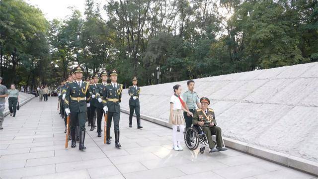 96岁老兵跨越时空向牺牲战友敬军礼 分享祖国强大与军队现代化成就