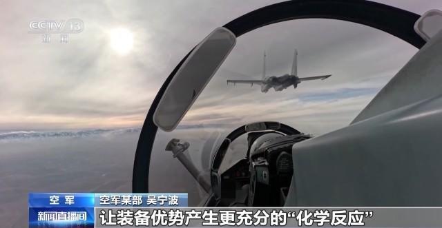 歼20歼16歼10C“三龙”聚首 云端亮剑