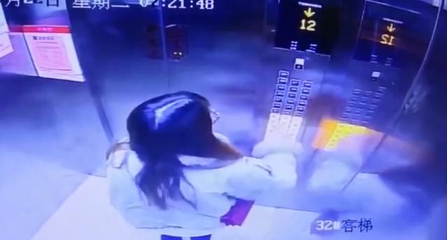 教科书式逃生！电梯骤降23层女子迅速按下数排楼层按钮