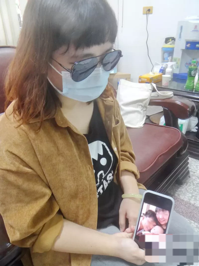  接种疫苗的台湾妈妈手机里和女儿的合照