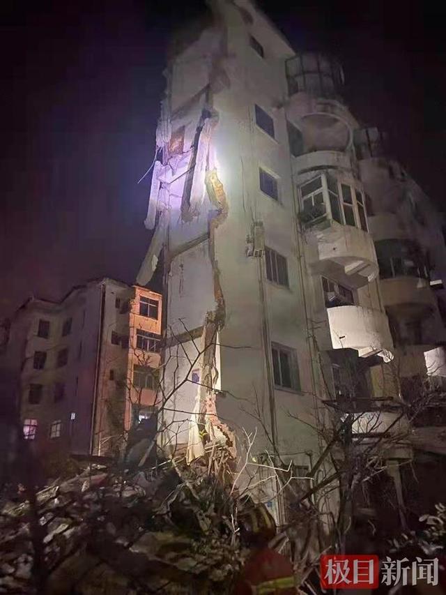 江西塌楼亲历者丈夫用梯子救妻儿真是捡了条命回来