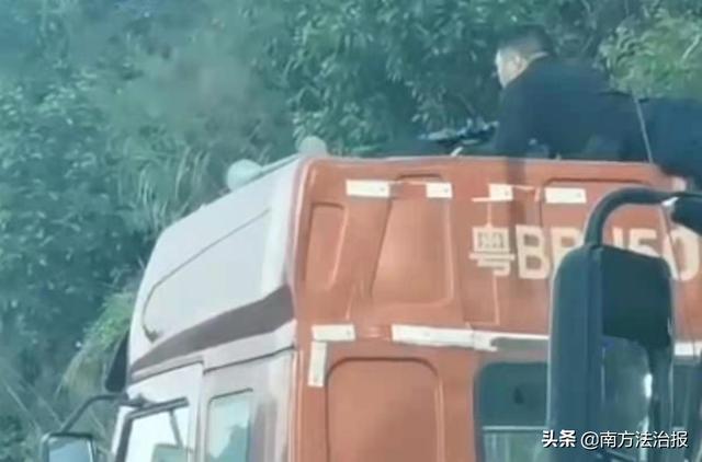 深圳警方通报一男子路口劫持人质：被胁迫人员已安全