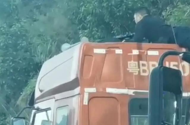 深圳一路口发生劫持人质案 现场有狙击手持枪待命