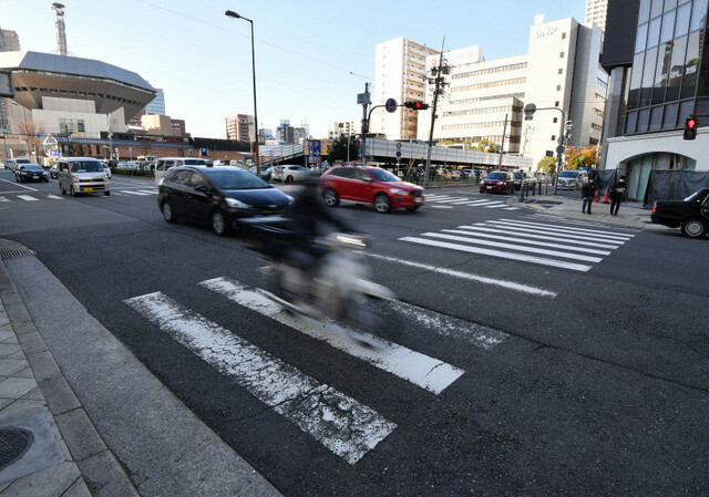日本男子被四车连撞无人停车 肇事司机言论引公愤