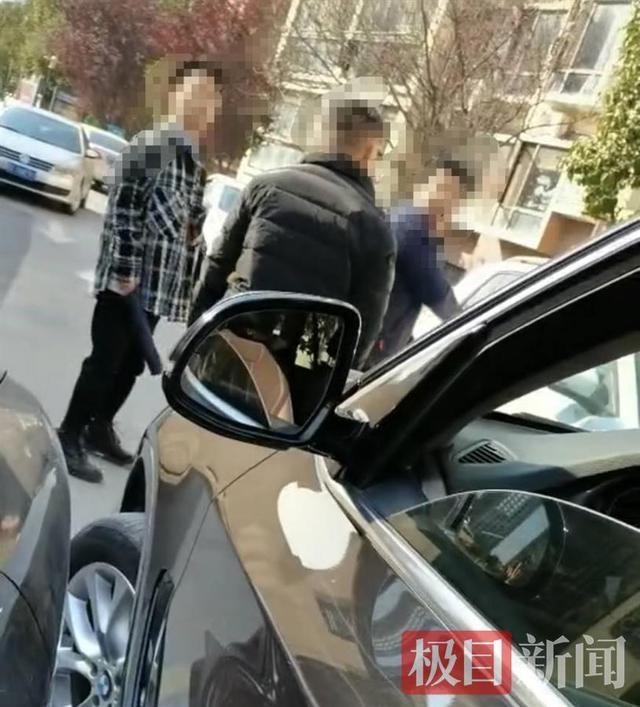 被逆行宝马司机掌掴的拄拐男子：还手就是互殴了 我懂法 不会私了！ 