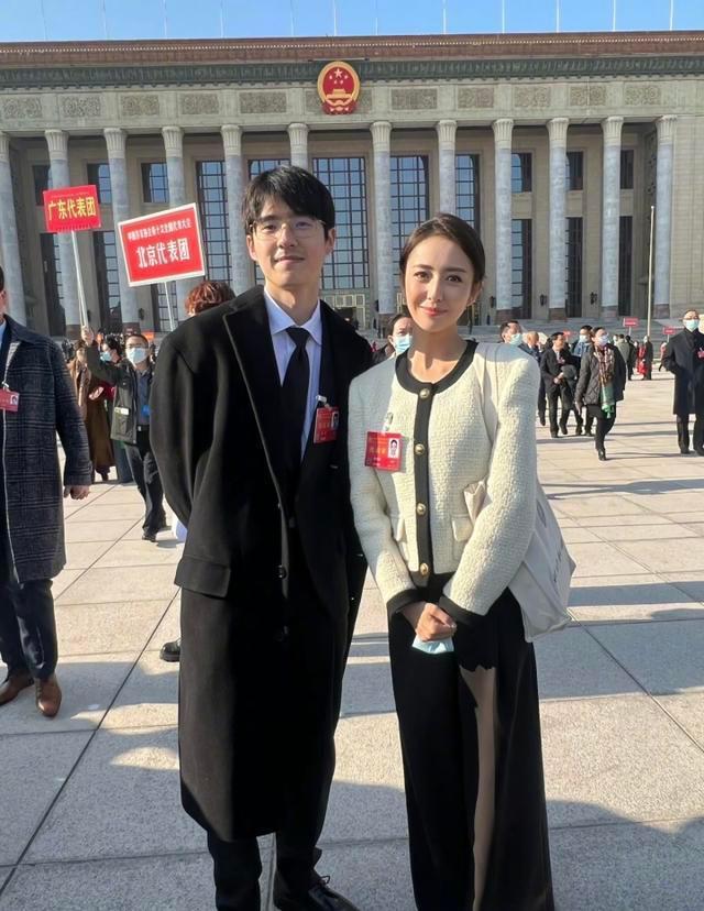 众演艺界人士晒文代会合影 沈腾的表情亮了