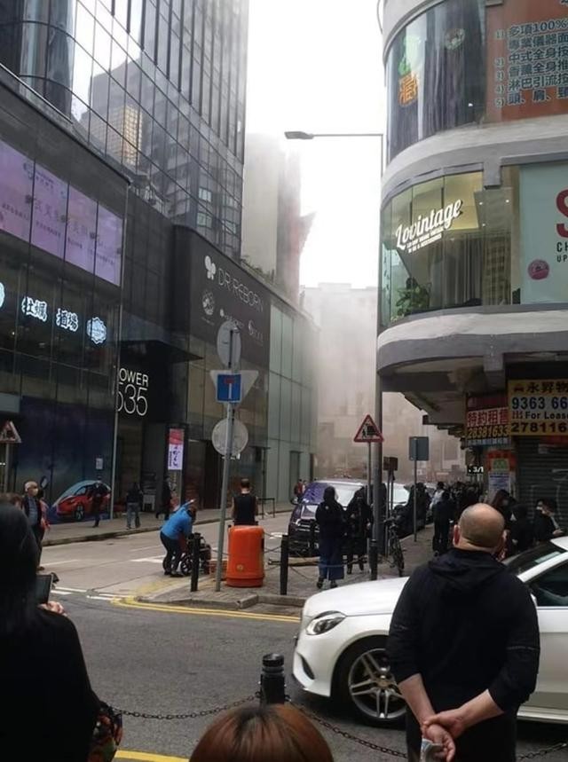 香港铜锣湾世贸中心突发大火浓烟涌出 大厦正装修
