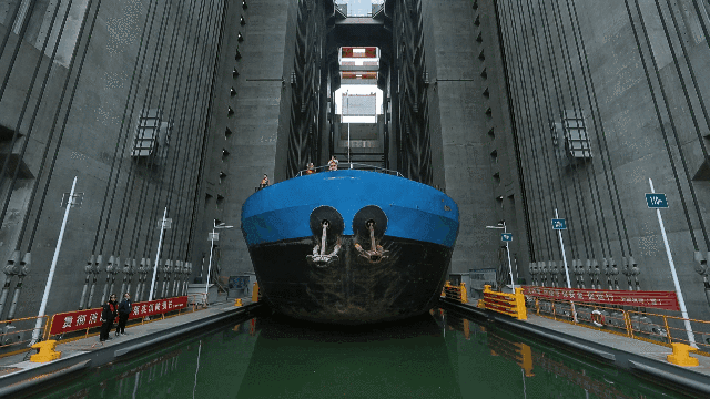 船在天上行！贵州水电站轮船悬空穿行