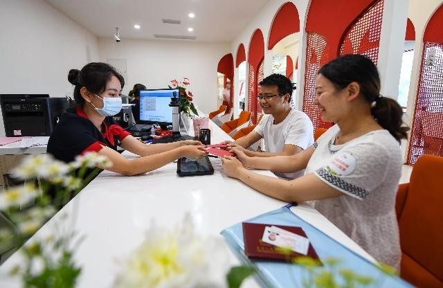 中国青年结婚年龄不断推迟 大城市买房工作压力大