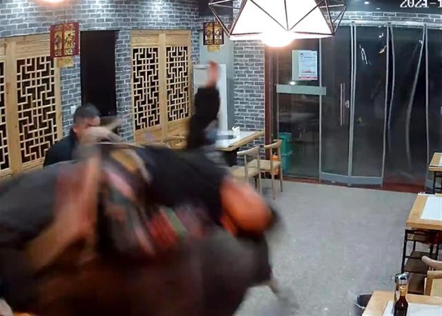 待宰水牛发狂冲进餐馆顶飞男子 现场画面曝光