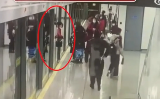 上海地铁女乘客被屏蔽门夹住身亡