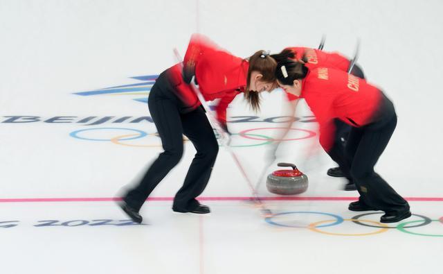女子冰壶循环赛 中国队战胜曾获多届世锦赛冠军的英国队