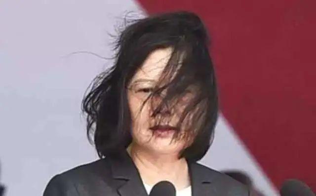 支持蔡英文的冬奥选手身穿中国队服装 被逼退役