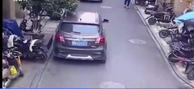 杭州一汽车冲入人行道致1死2伤 驾驶员已被控制