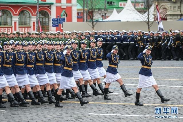 2021年5月9日，在俄罗斯莫斯科举行的胜利日阅兵式上，女兵列队走过红场。