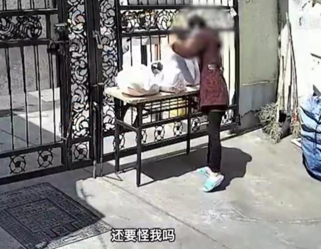 上海一女子网上抢千元菜被大妈偷走 监控画面曝光