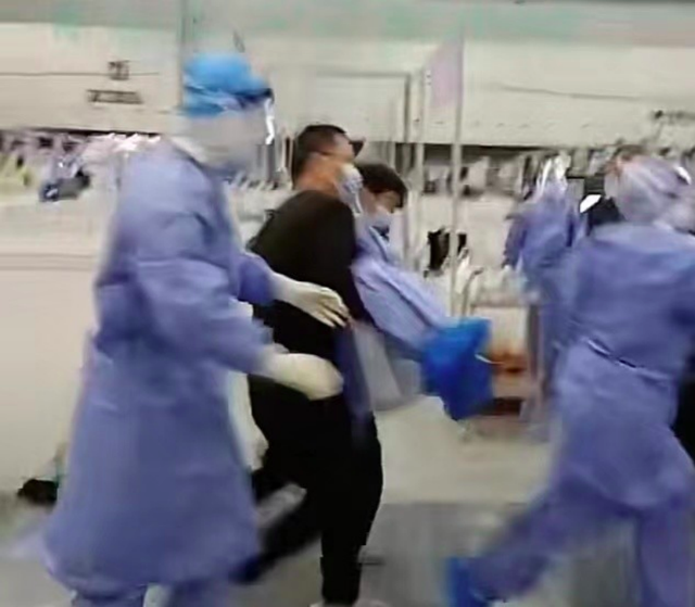 上海方舱医护晕倒 患者抱起紧急送医