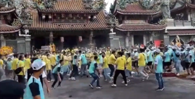 台湾数百人庙前打架 警车冲进人群结果全场傻眼