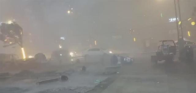 实拍重庆大风暴雨 有人险被“吹飞”阵风达到11级