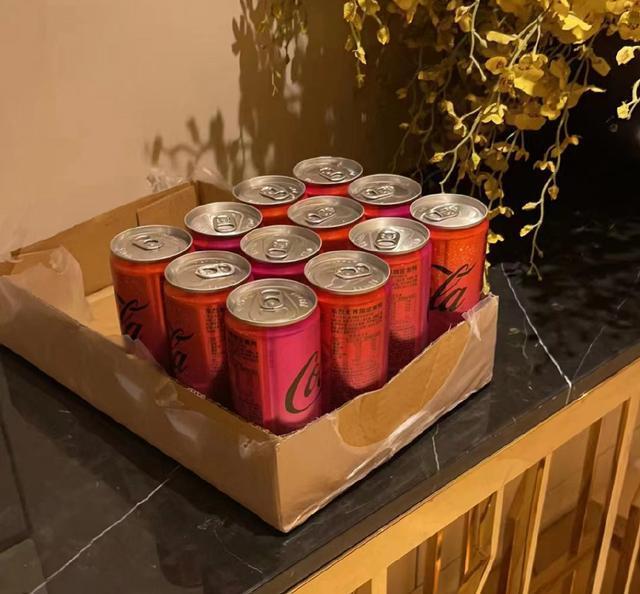 暖哭：上海小区12罐可乐换出一个小超市，热心邻居干脆搬来置物架