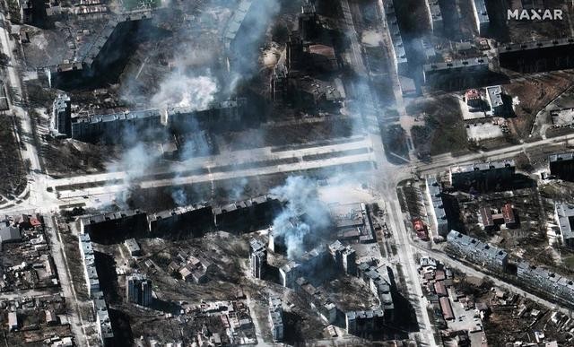 乌克兰利沃夫遭袭:导弹从空中飞过