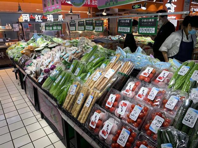 4月25日早8:30，位于北京市西城区家乐福超市已经恢复供应，赵萌萌 摄