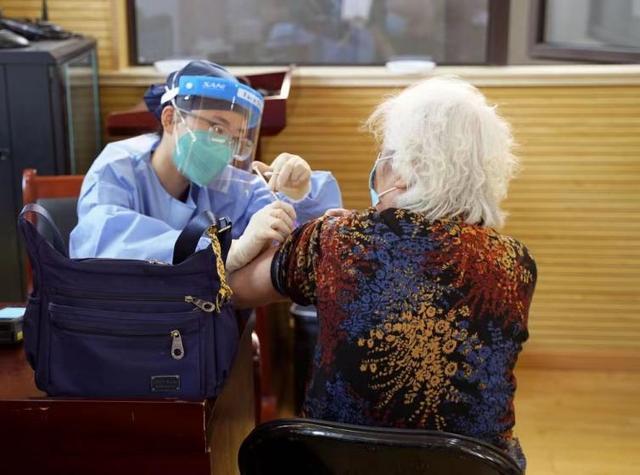 媒体:若“躺平”最大受害者是老人 上海疫情死亡138例仅2例60岁以下