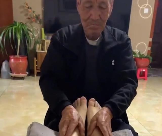 怀孕孙女回应89岁爷爷帮揉腿：不在意网友的评论